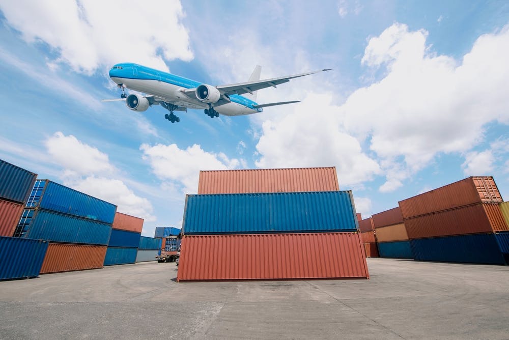 飞机飞过蓝天的仓库