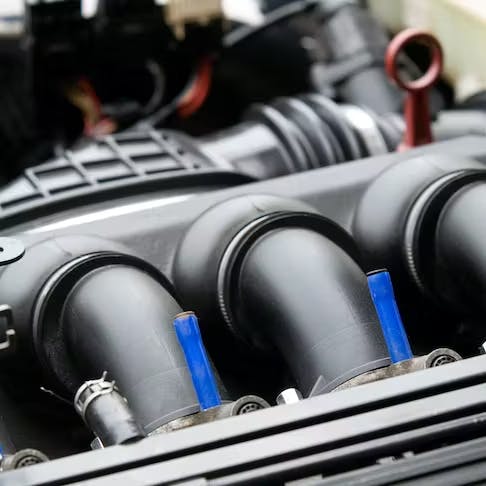 飞机飞过蓝天的仓库