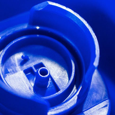 飞机飞过蓝天的仓库