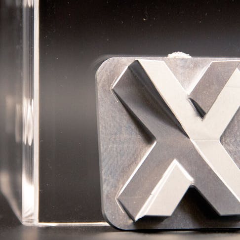 飞机飞过蓝天的仓库