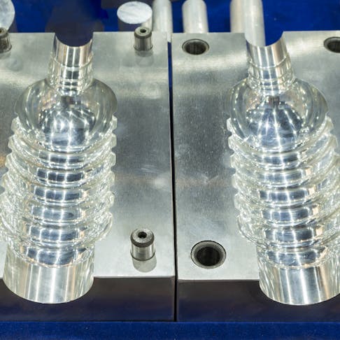 飞机飞过蓝天的仓库